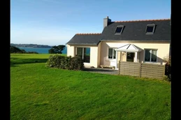 LE MARREC Location Trélevern jardin et vue mer