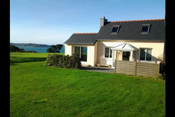 LE MARREC Location Trélevern jardin et vue mer