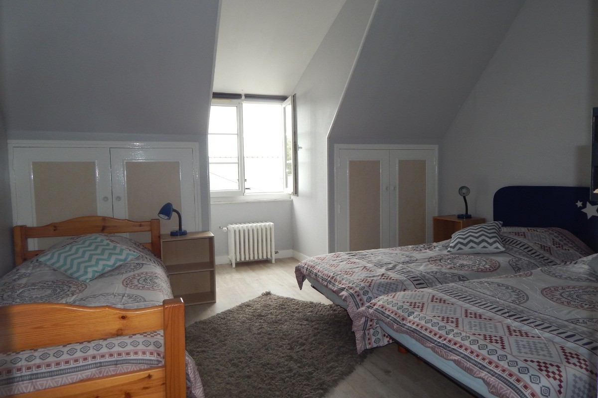 Chambre 3 pour 3 personnes : 3 lits 90 x 190 cm