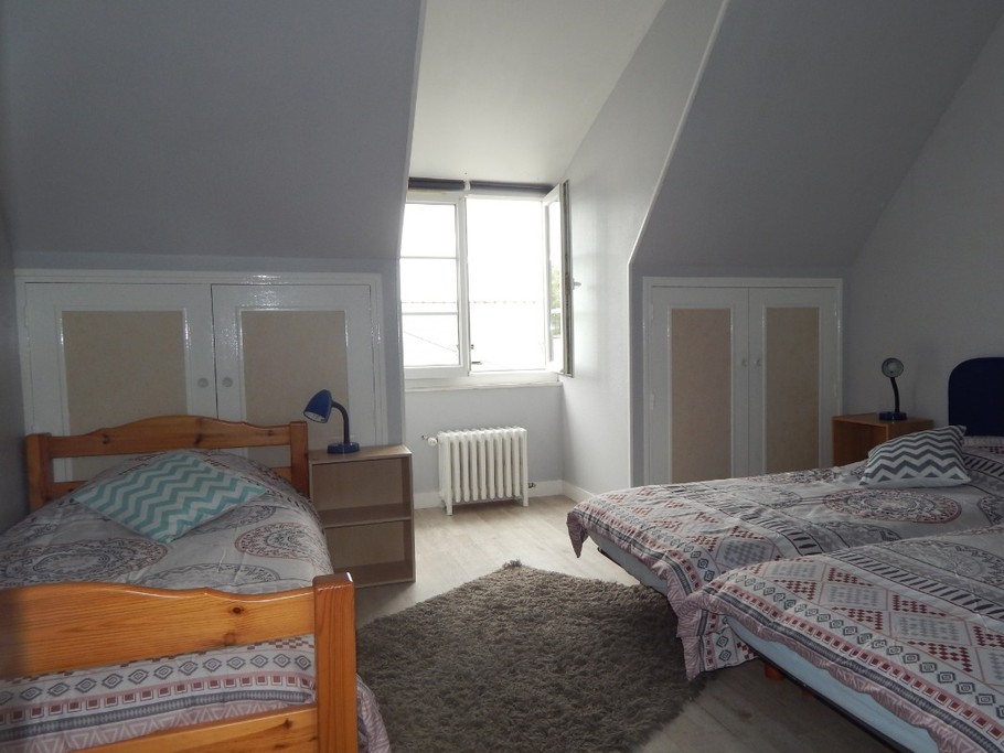 Chambre 3 pour 3 personnes : 3 lits 90 x 190 cm