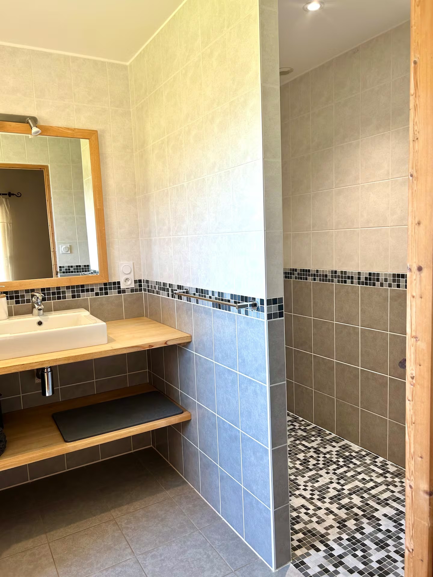 Salle d'eau avec WC