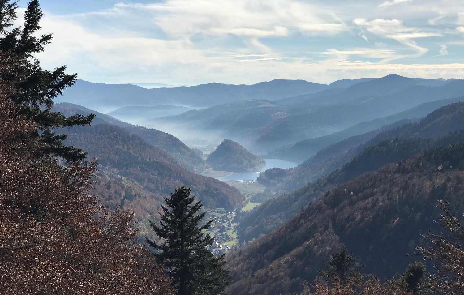 Randonnée d'automne sur les sommets des Vosges. Ici, vue sur la vallée du lac de Kruth. On vous donne tous le bons tuyaux !