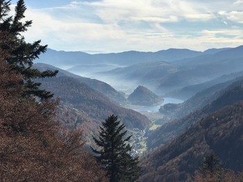 Autumn hiking on the summits of the Vosges. Here, a view of the valley around Kruth Lake. We've got all the tips you need!