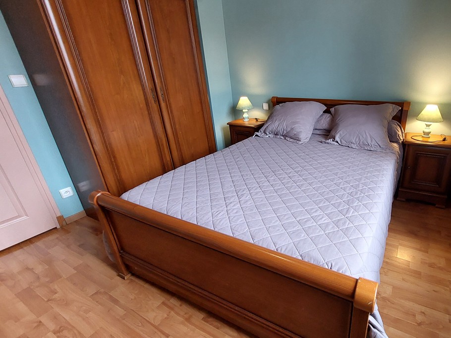 Chambre double au rez-de-chaussée avec salle d’eau privative – Gîte à Laveissière dans le Cantal