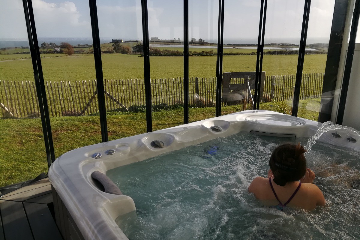 jacuzzi - espace bien-être - la maison des gardiens de l'océan Plougonvelin
