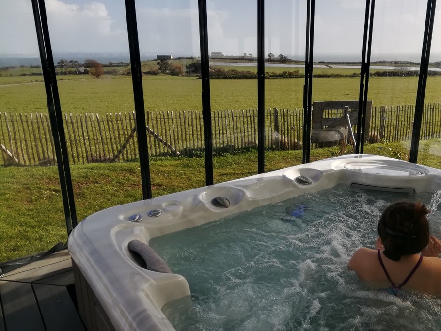jacuzzi - espace bien-être - la maison des gardiens de l'océan Plougonvelin