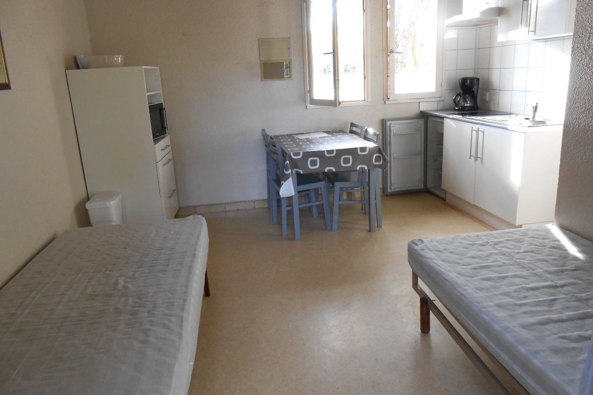 Pièce principale avec 2 lits en 90 et coin cuisine  idem PERDRIX ET LORIOT