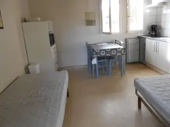 Main room with 2 single beds (90cm) and kitchenette as PERDRIX ET LORIOT