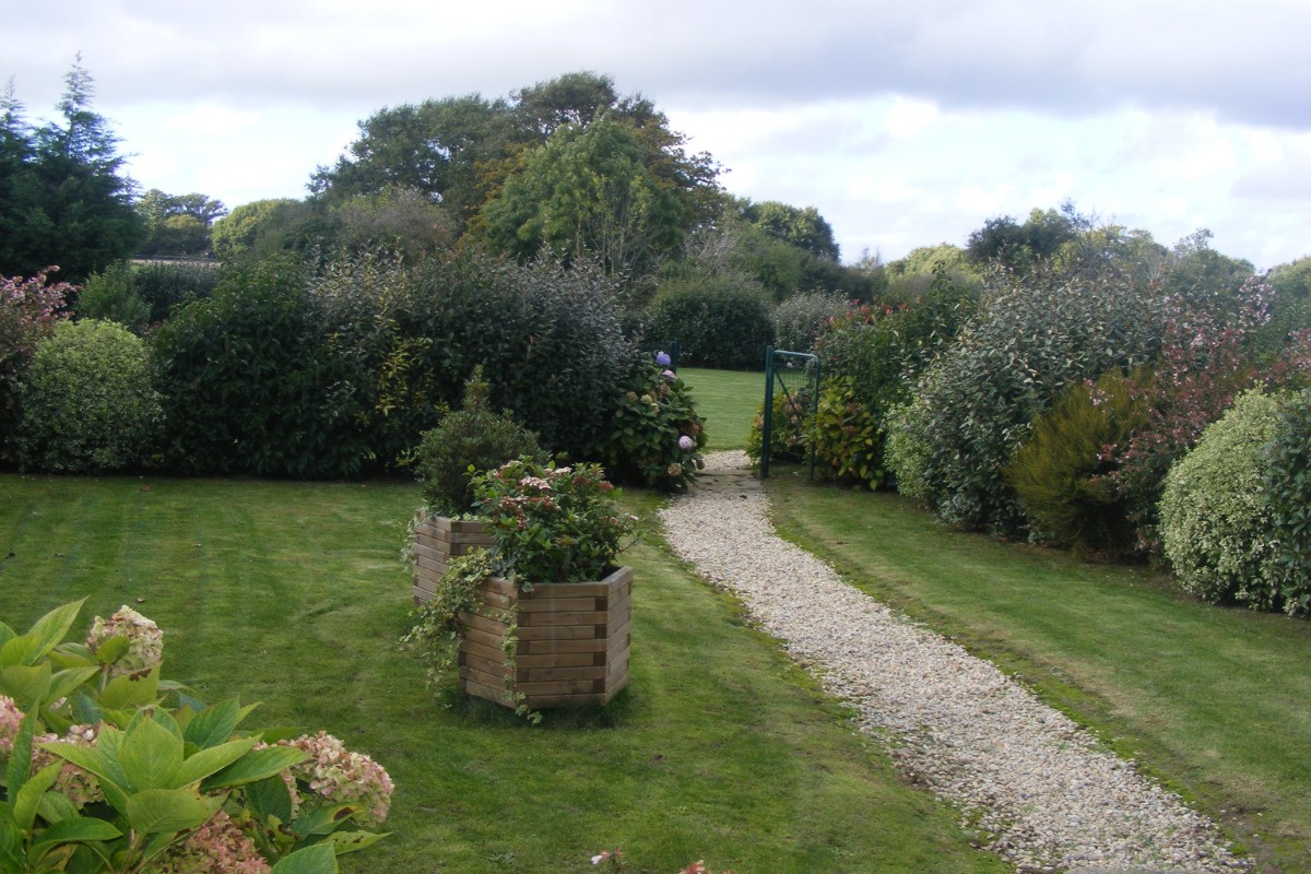 ROZAVEL: Jardin CLOS avec vue sur la campagne.