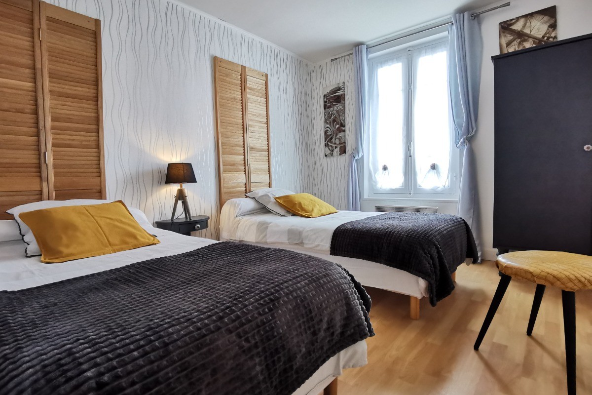 Chambre avec 2 lits 90