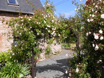 Le Portique et sa Roseraie