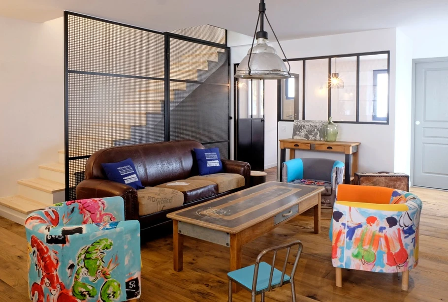 accès à la chambre rez-de-chaussée depuis l'espace salon (fenêtre fixe)