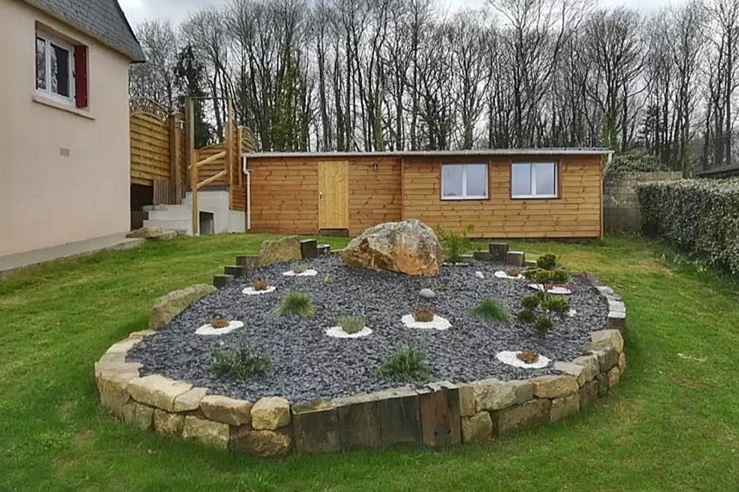 Local avec spa 5 personnes et douche