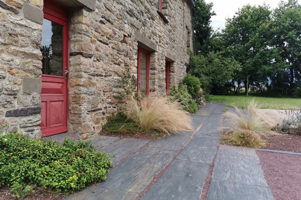 Les beaux dallages de schiste à l'entrée de la maison - Gïte "Ar Merglet" - Grande longère authentique pour 12 pers. en Brocéliande près de Paimpont