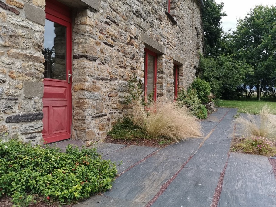 Les beaux dallages de schiste à l'entrée de la maison - Gïte "Ar Merglet" - Grande longère authentique pour 12 pers. en Brocéliande près de Paimpont