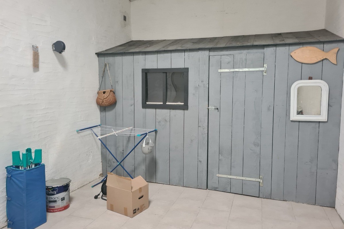 Garage fermé donnant sur la maison avec cabanon pour y mettre le lave linge, ranger motos et vélos