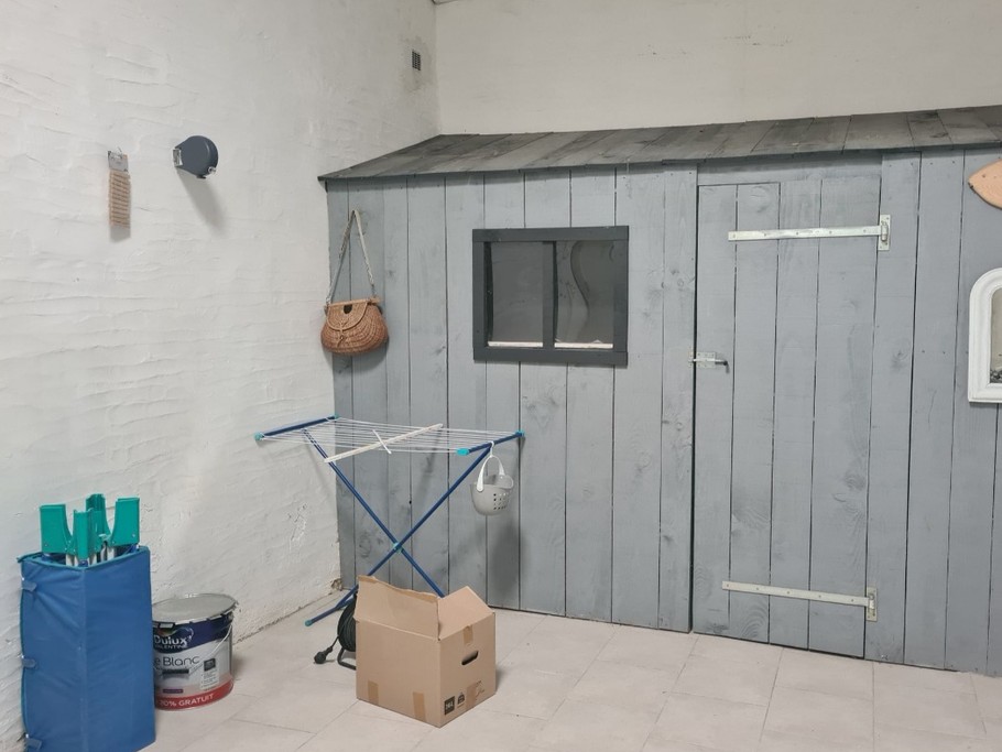 Garage fermé donnant sur la maison avec cabanon pour y mettre le lave linge, ranger motos et vélos