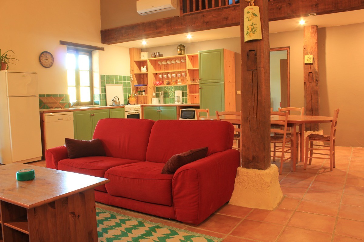 Le salon ouvert sur la salle à manger et la cuisine