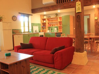 Le salon ouvert sur la salle à manger et la cuisine