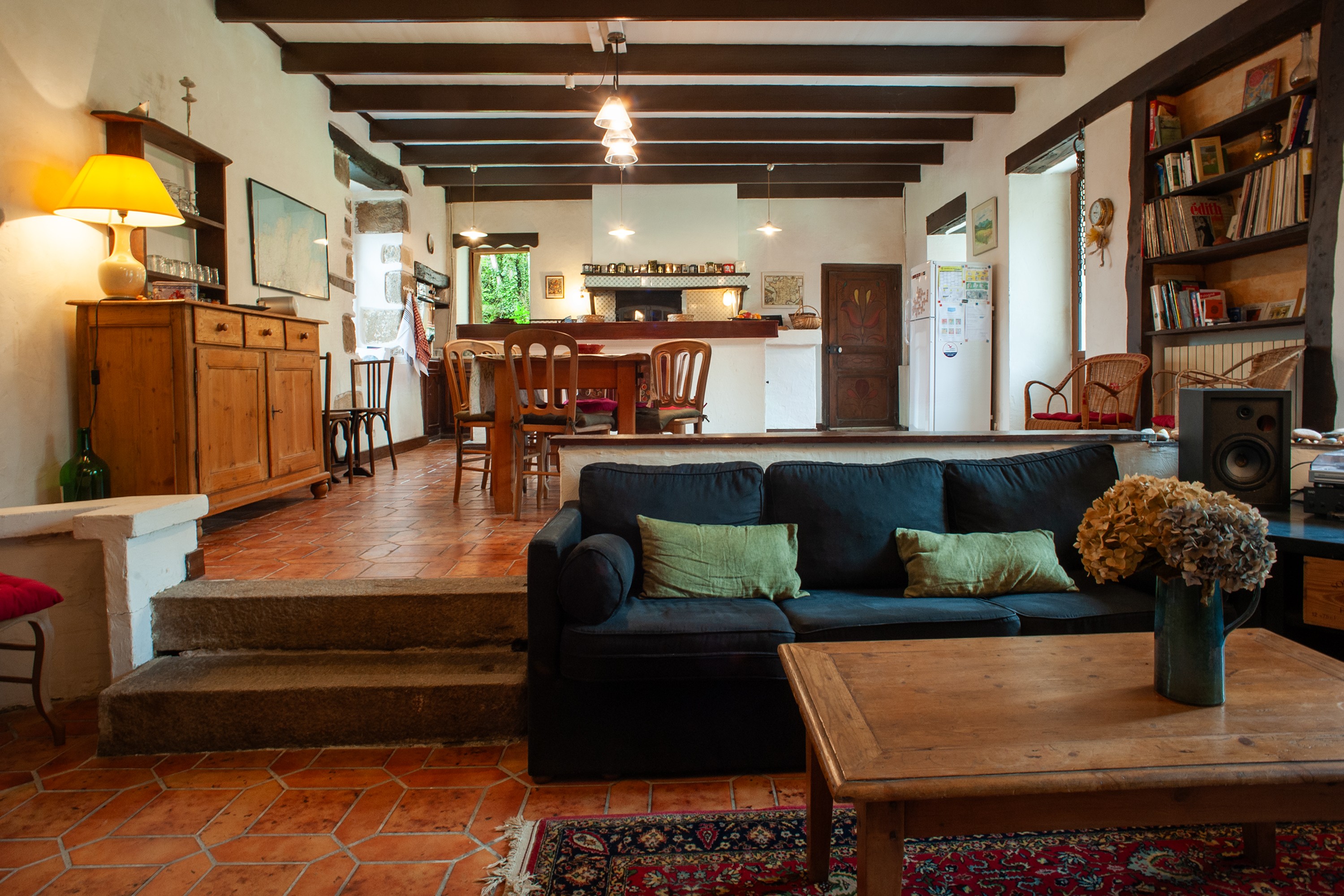 La grande pièce, salon, salle à manger, cuisine au rez-de-chaussée