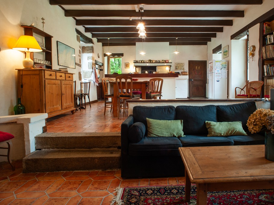 La grande pièce, salon, salle à manger, cuisine au rez-de-chaussée