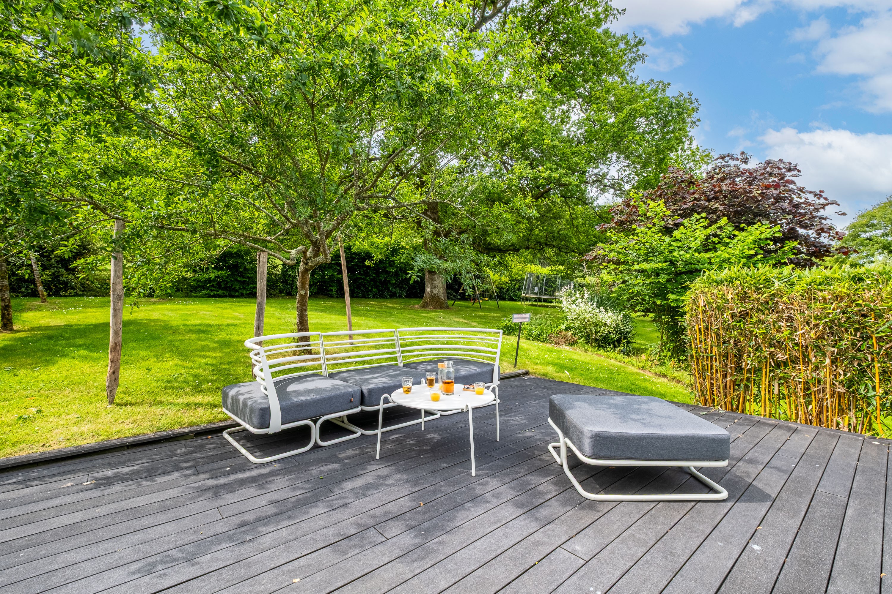 Piscine chauffée à 25°C et ouverte entre mai et fin septembre. Agréable terrasse en bois avec transats et bains de soleil.