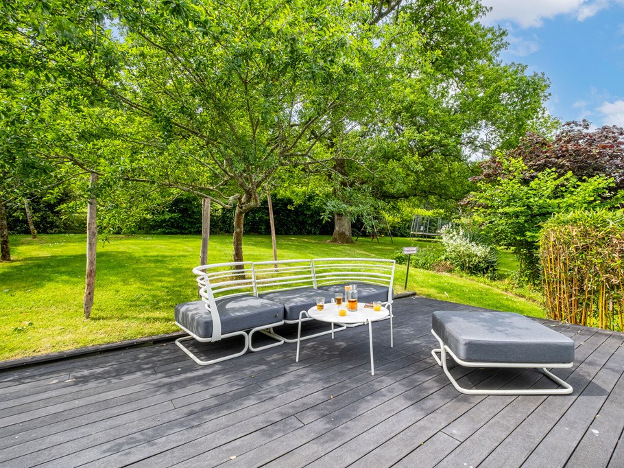 Piscine chauffée à 25°C et ouverte entre mai et fin septembre. Agréable terrasse en bois avec transats et bains de soleil.