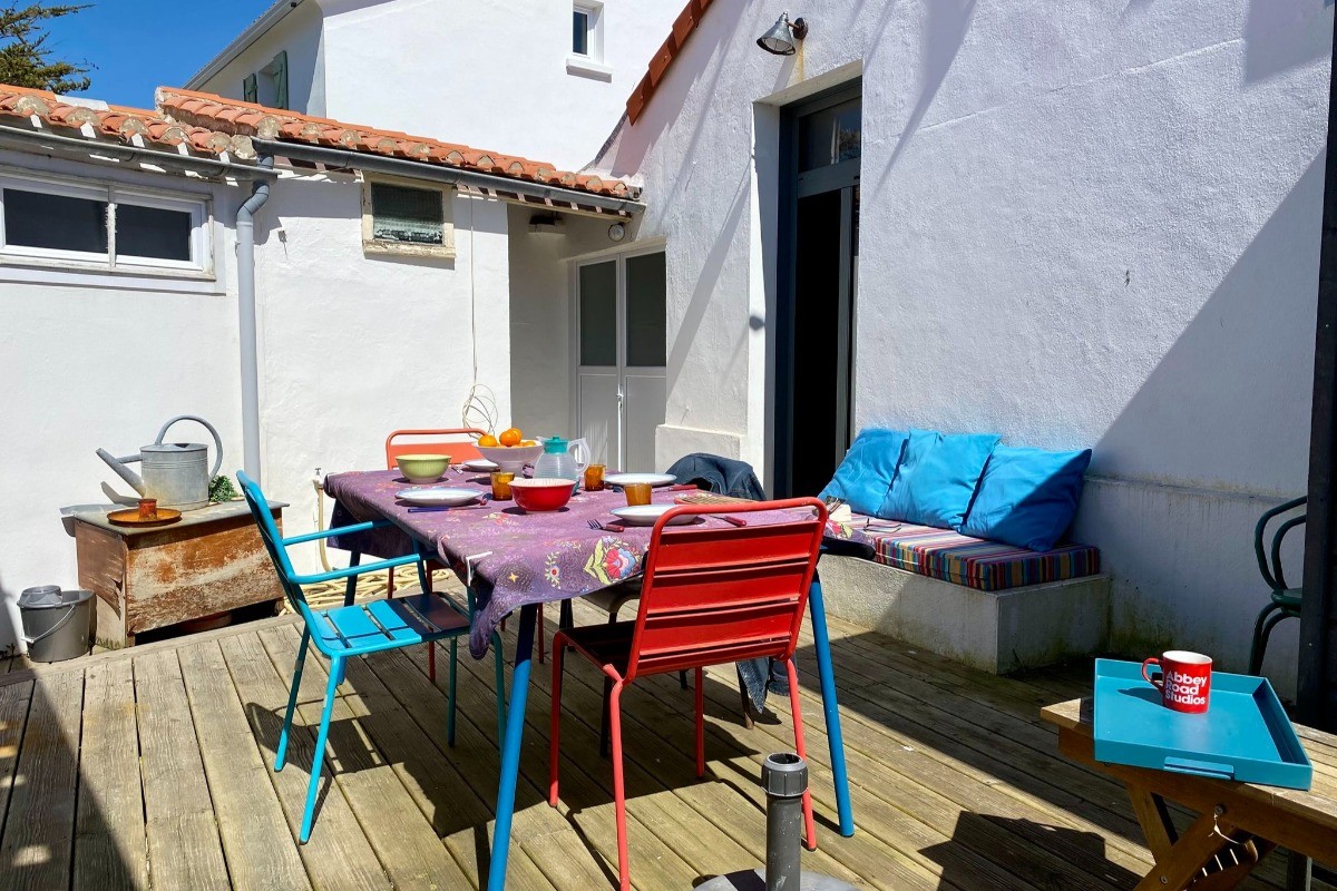 Terrasse avec salon de jardin