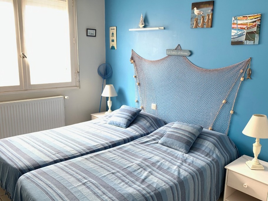 Bedroom with two single beds