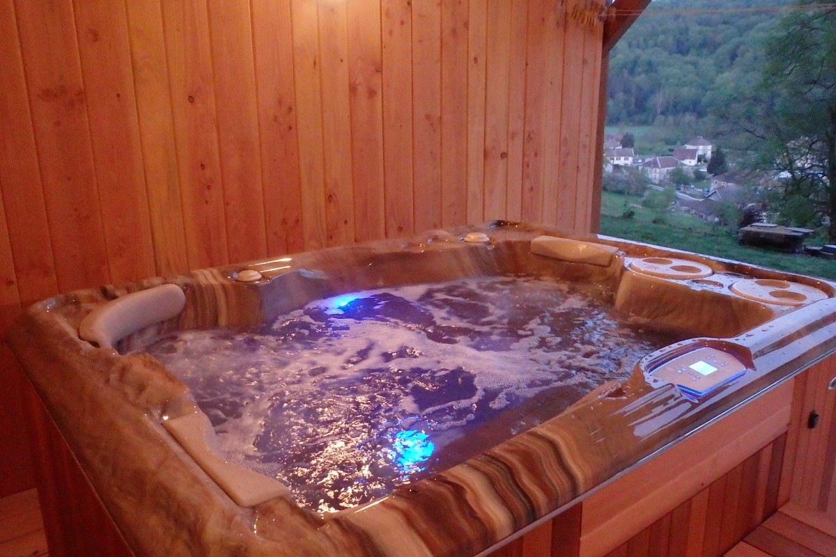 Jacuzzi de qualité professionnelle dans chalet individuel avec face donnant sur la bnature