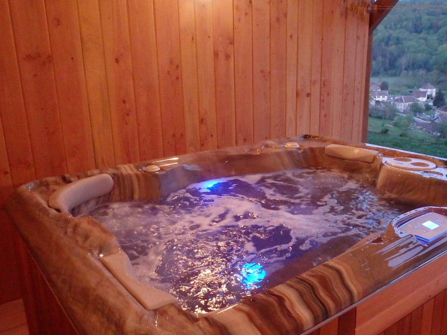 Jacuzzi de qualité professionnelle dans chalet individuel avec face donnant sur la bnature