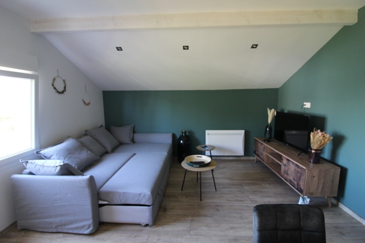 Espace salon avec canapé lit déplié - Au Coin des Fées