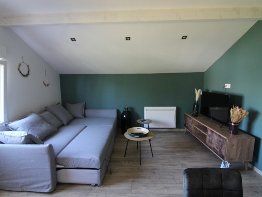 Espace salon avec canapé lit déplié - Au Coin des Fées