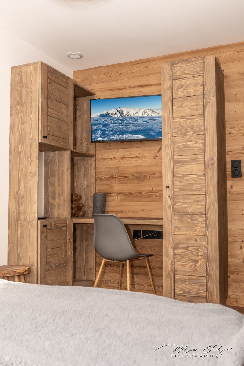 Espace bureau avec télévision dans chambre - Chalet le Pourquoi Pas