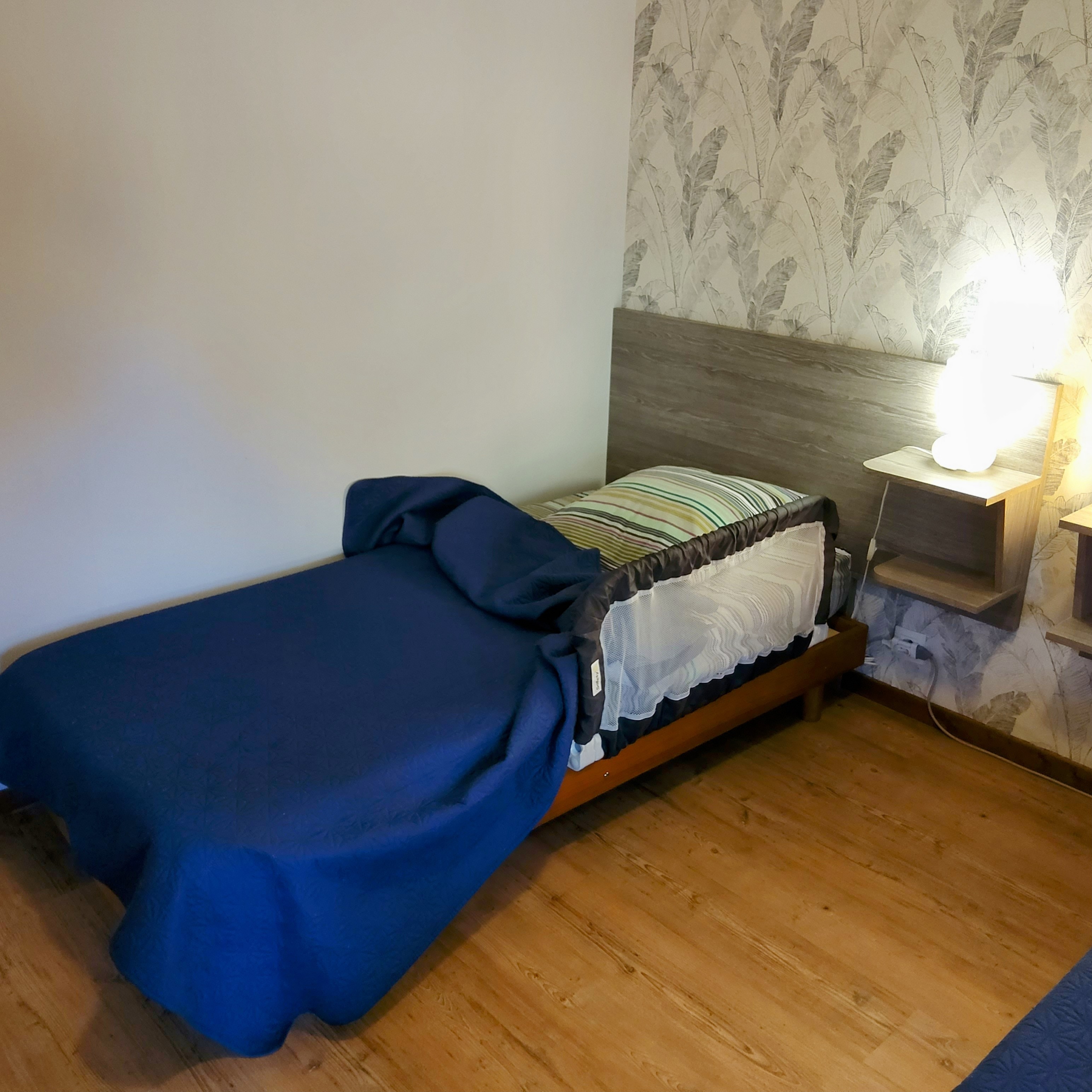 Lit une personne 
Possibilité de mettre une barrière de lit enfant à votre demande !