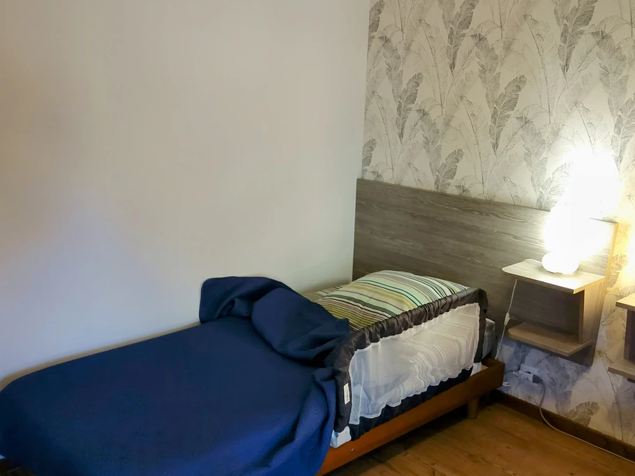 Lit une personne
Possibilité de mettre une barrière de lit enfant à votre demande !