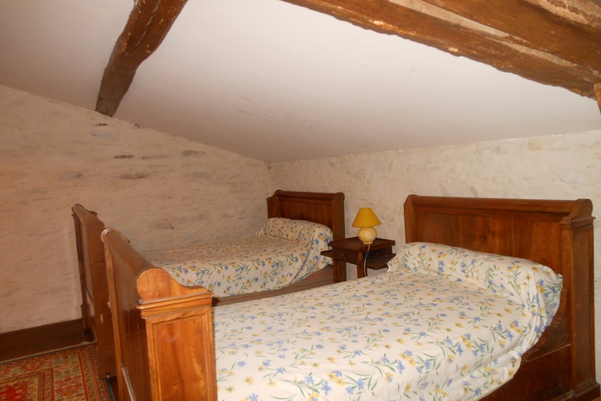 A l'étage une chambre avec 2 lits