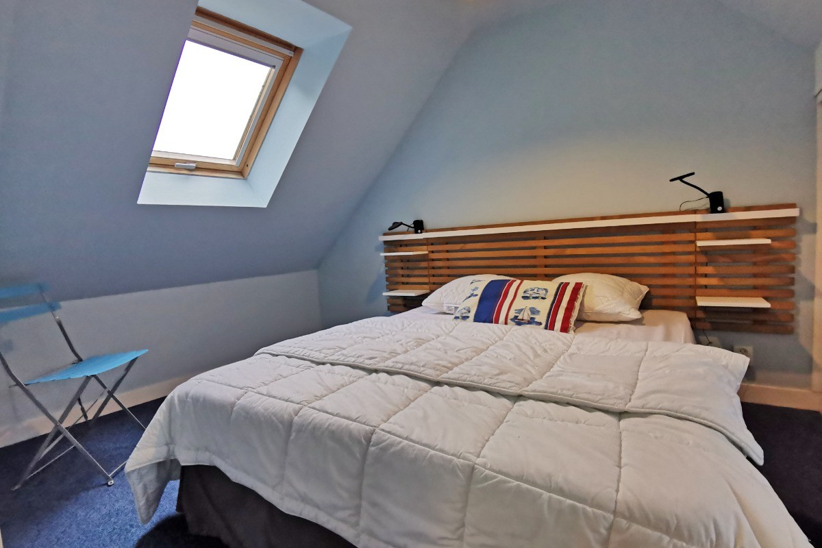 Une chambre avec un lit en 150