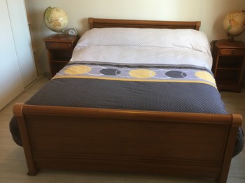 Chambre rez-de-chaussée, lit 140 et salle d'eau privative.
