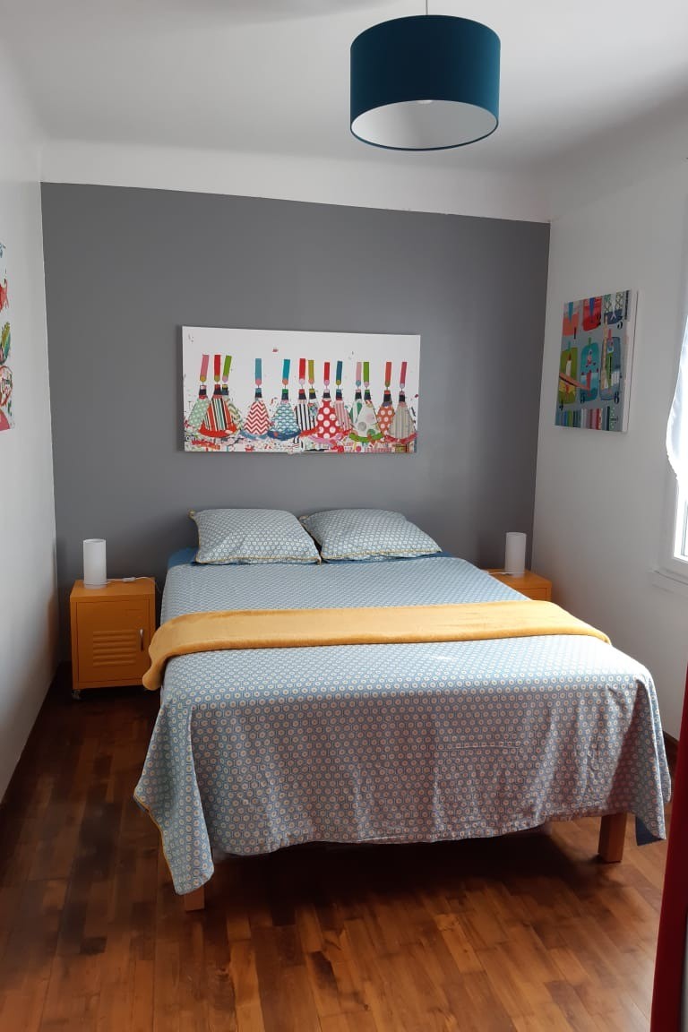 Chambre avec un lit 140