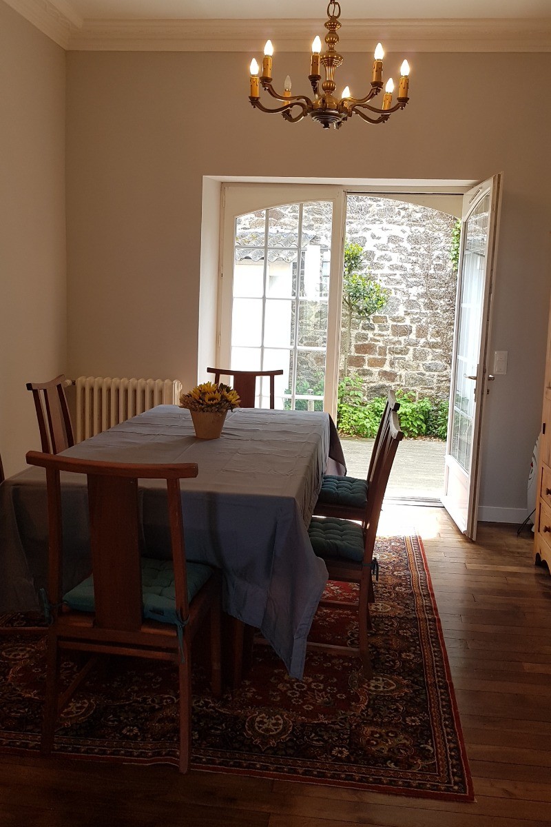La salle à manger et l'accès à la terrasse en bois extérieur à l'arrière de la maison - Villa "La Côte du Chat"