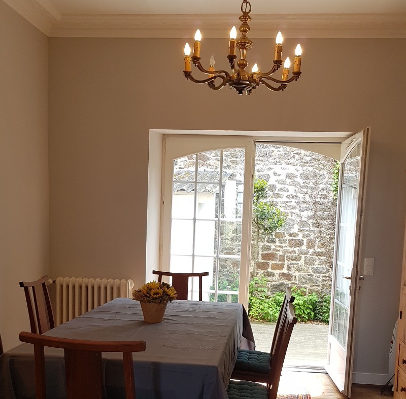 La salle à manger et l'accès à la terrasse en bois extérieur à l'arrière de la maison - Villa "La Côte du Chat"