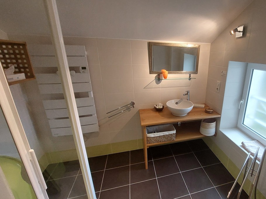 spacious bathroom Italian shower Cantal family gîte