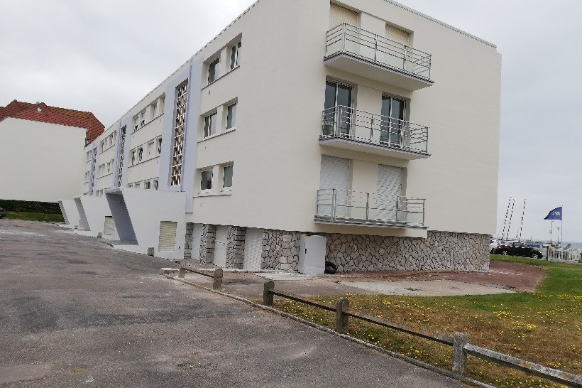 Immeuble côté parking