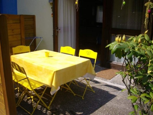 Terrasse de plain pied devant le pavillon