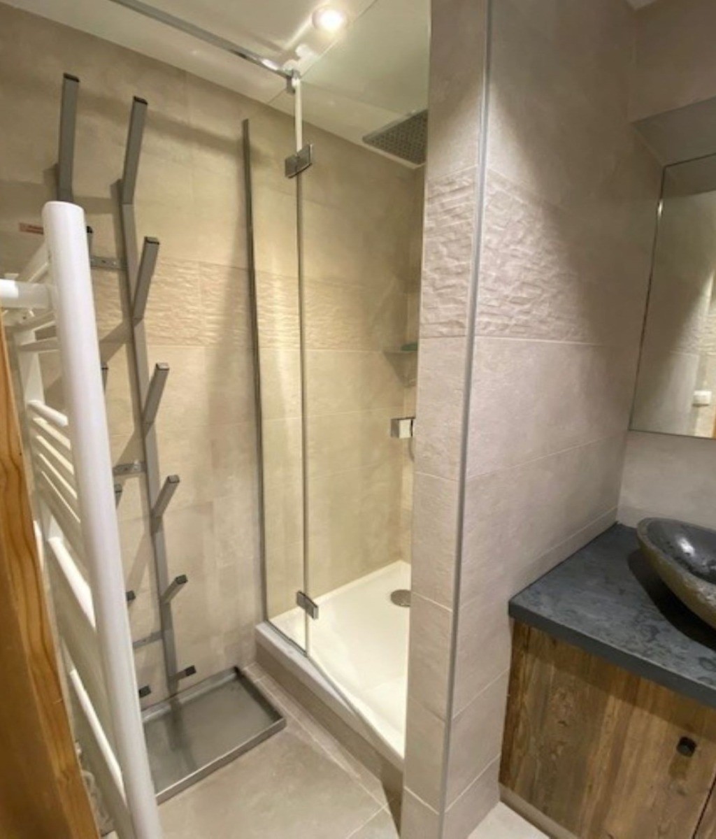 Salle d'eau douche - rack à chaussures
