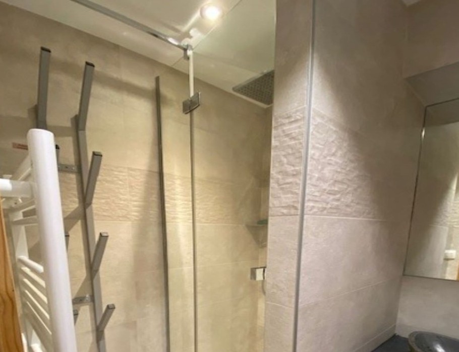 Salle d'eau douche - rack à chaussures