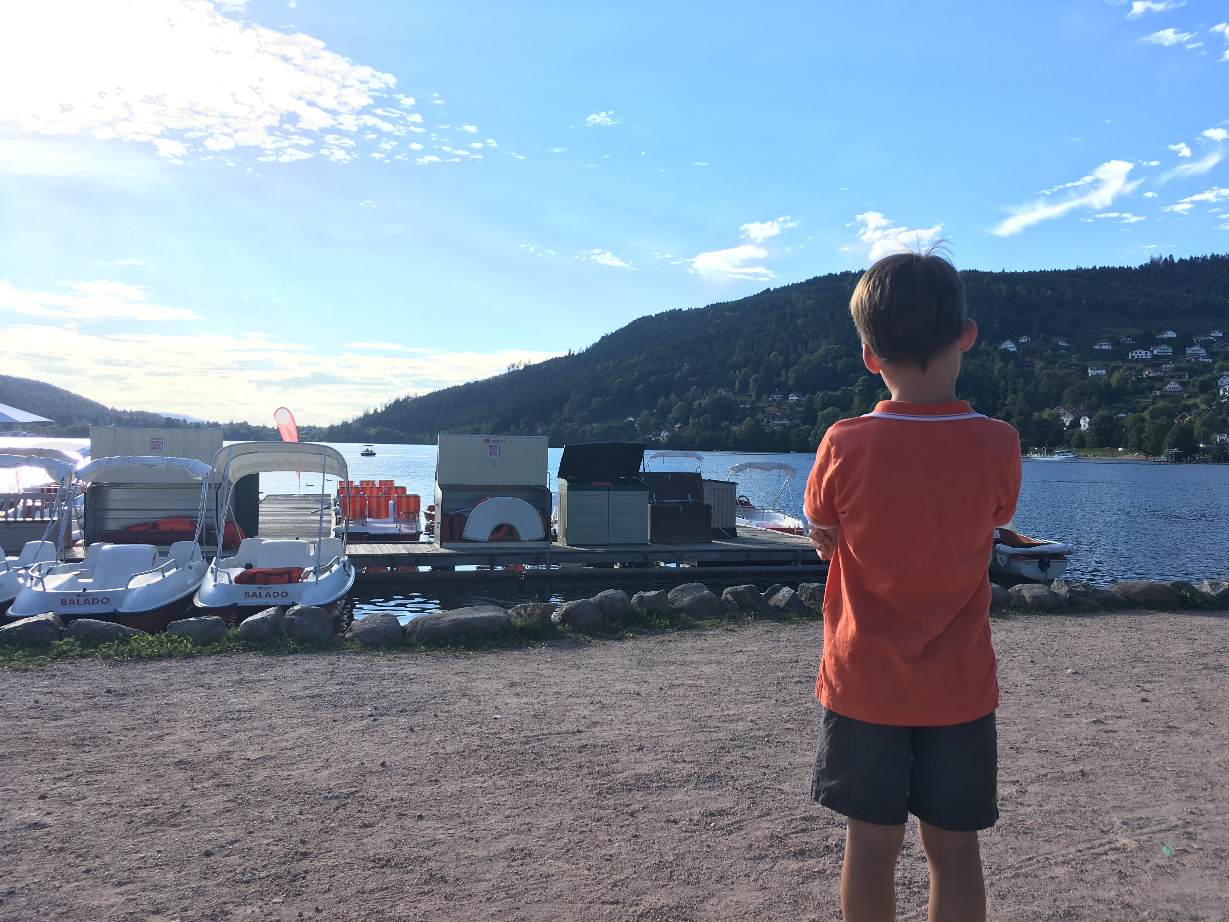 Strolling along the shores of Gérardmer Lake... Pedalos, swimming, ice creams, merry-go-rounds, there's something for everyone...