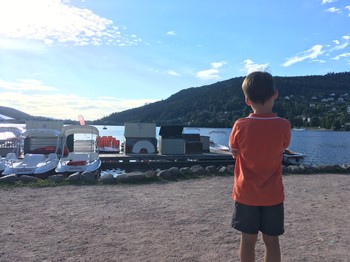 Strolling along the shores of Gérardmer Lake... Pedalos, swimming, ice creams, merry-go-rounds, there's something for everyone...