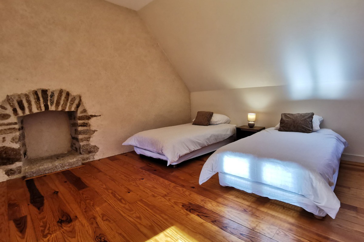 Une seconde chambre avec 2 lits de 90